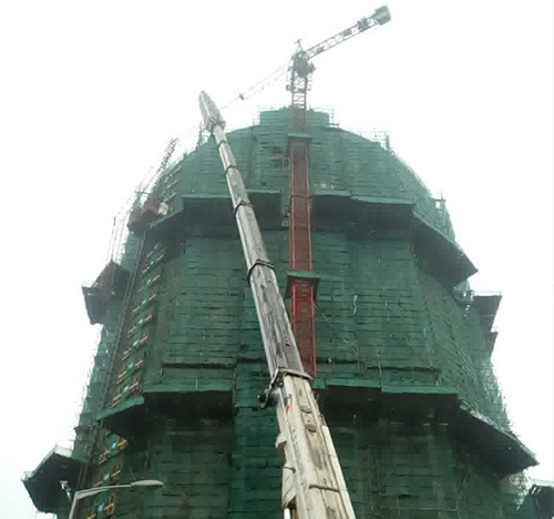 站前吊车在工地上作业